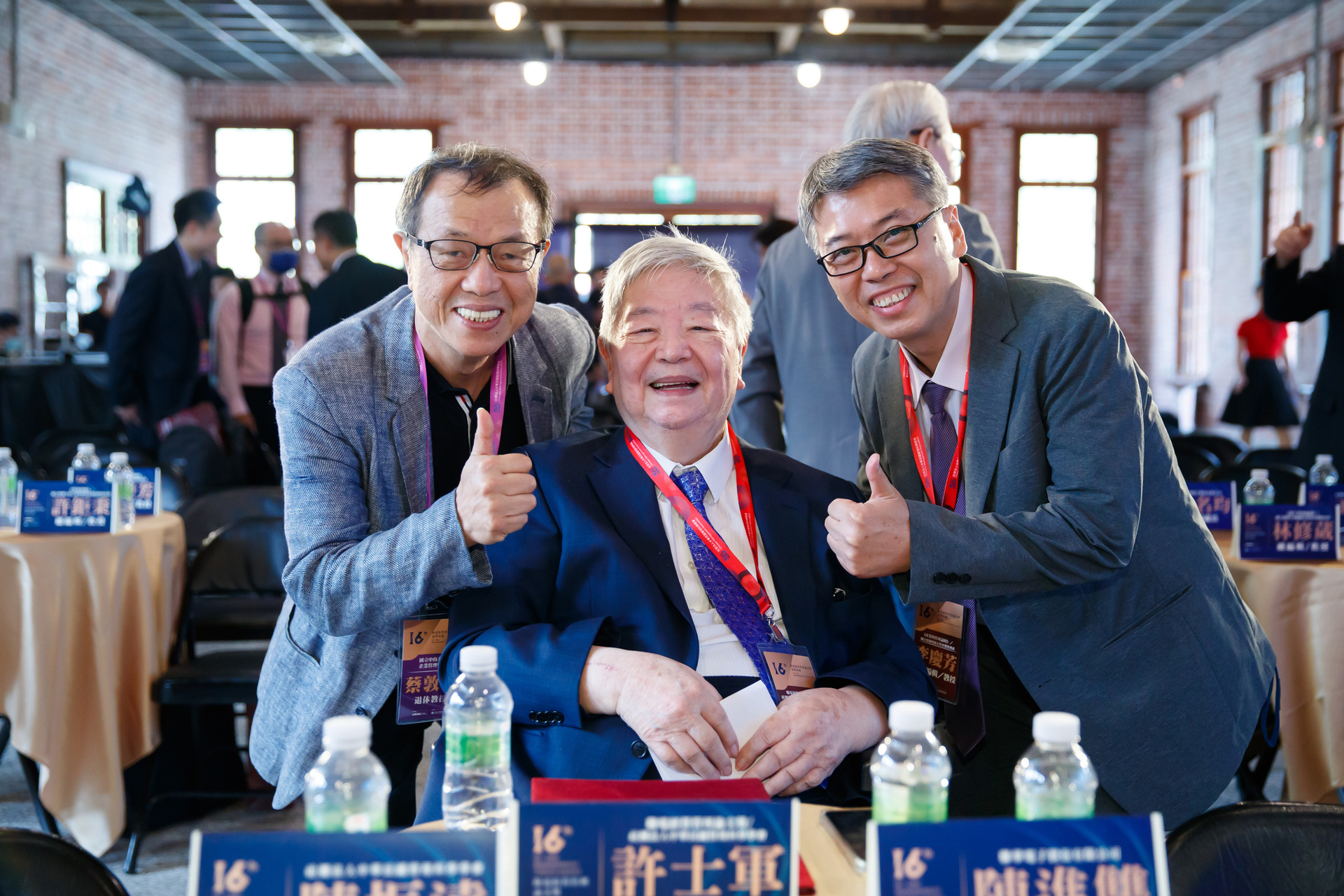 聯電論文獎許士軍主任委員（中）、蔡敦浩教授（左）、李慶芳教授（右）共同合影(點擊全頁檢視)圖片
