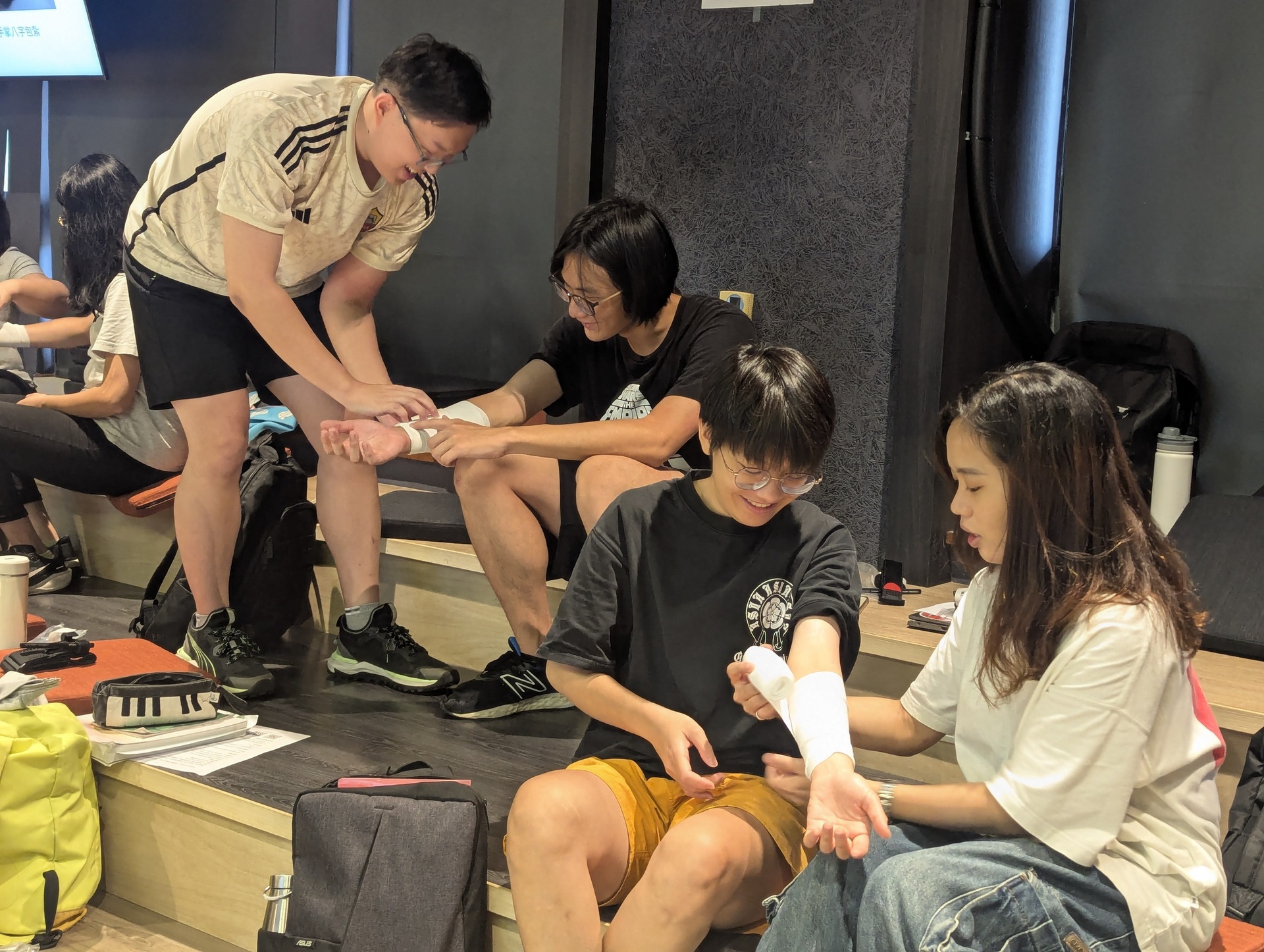 參與同學兩兩一組實際操作彈性繃帶進行救傷演練(點擊全頁檢視)圖片