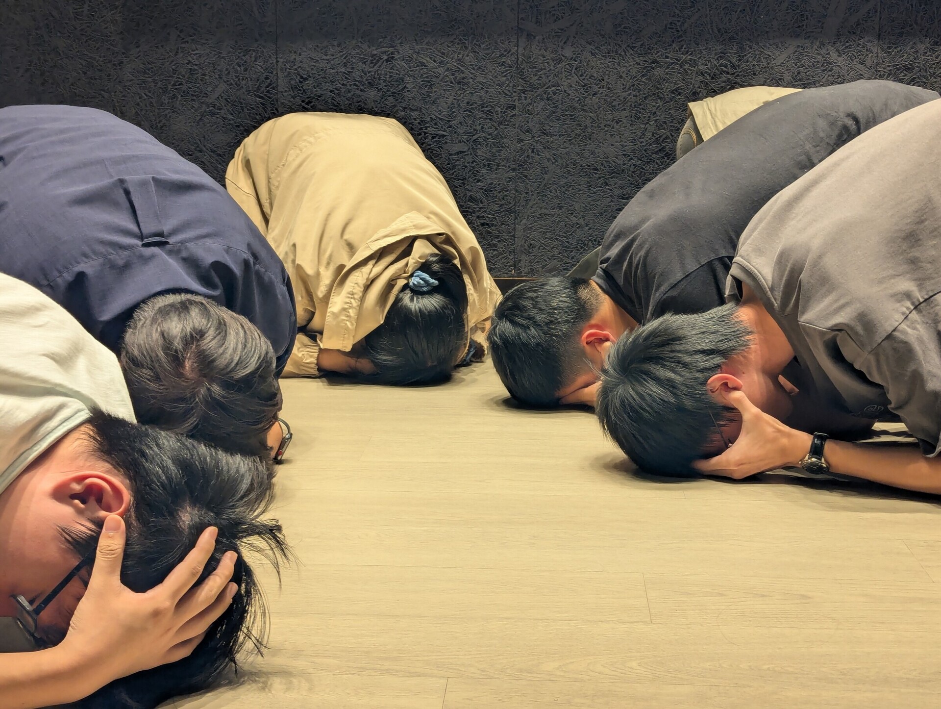 參與同學演練緊急避難事件發生應遵守兩牆原則快速避難(點擊全頁檢視)圖片