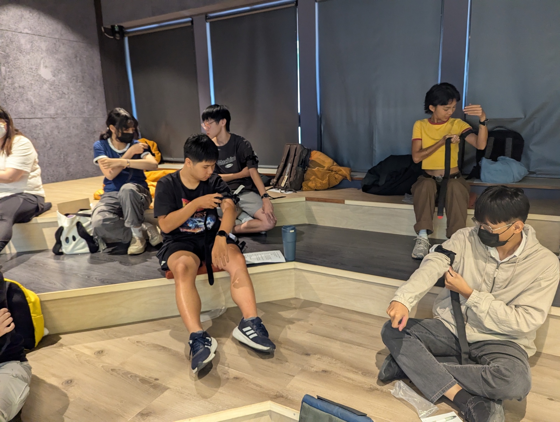 參與學員實際操作CAT戰術止血帶(點擊全頁檢視)圖片