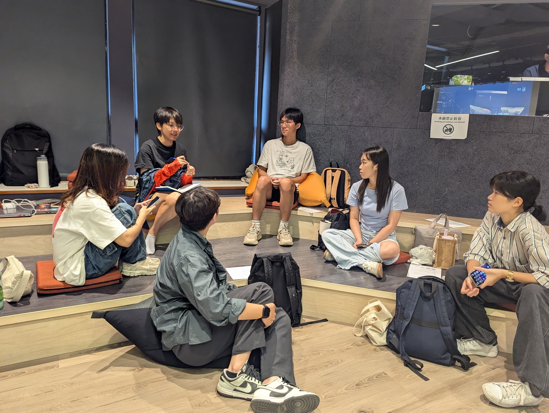 課程針對戰爭發生前兆與求生工具包內容進行分組討論(點擊全頁檢視)圖片