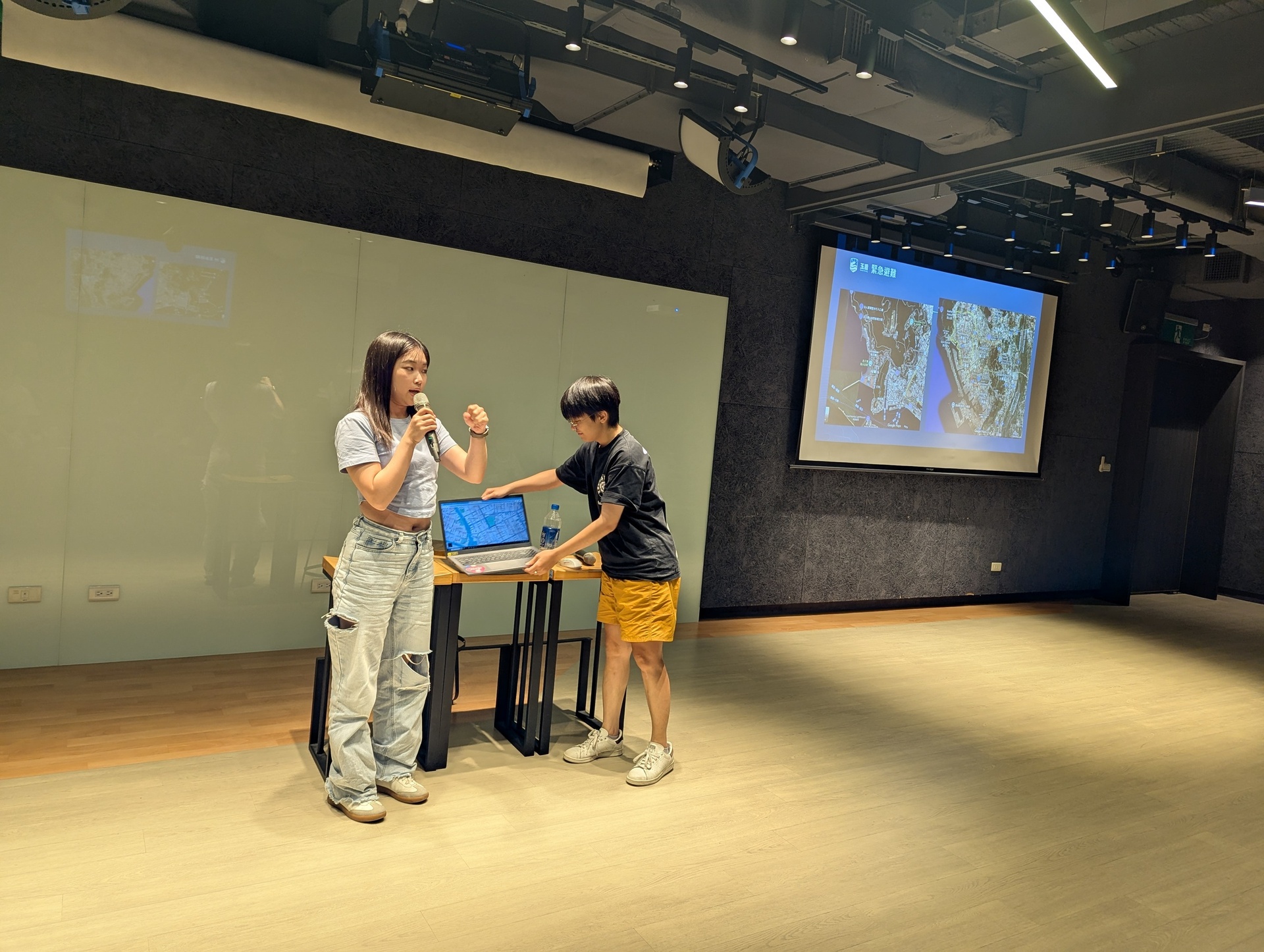 課程同學代表小組上台發表避難路線並聆聽講師回饋(點擊全頁檢視)圖片