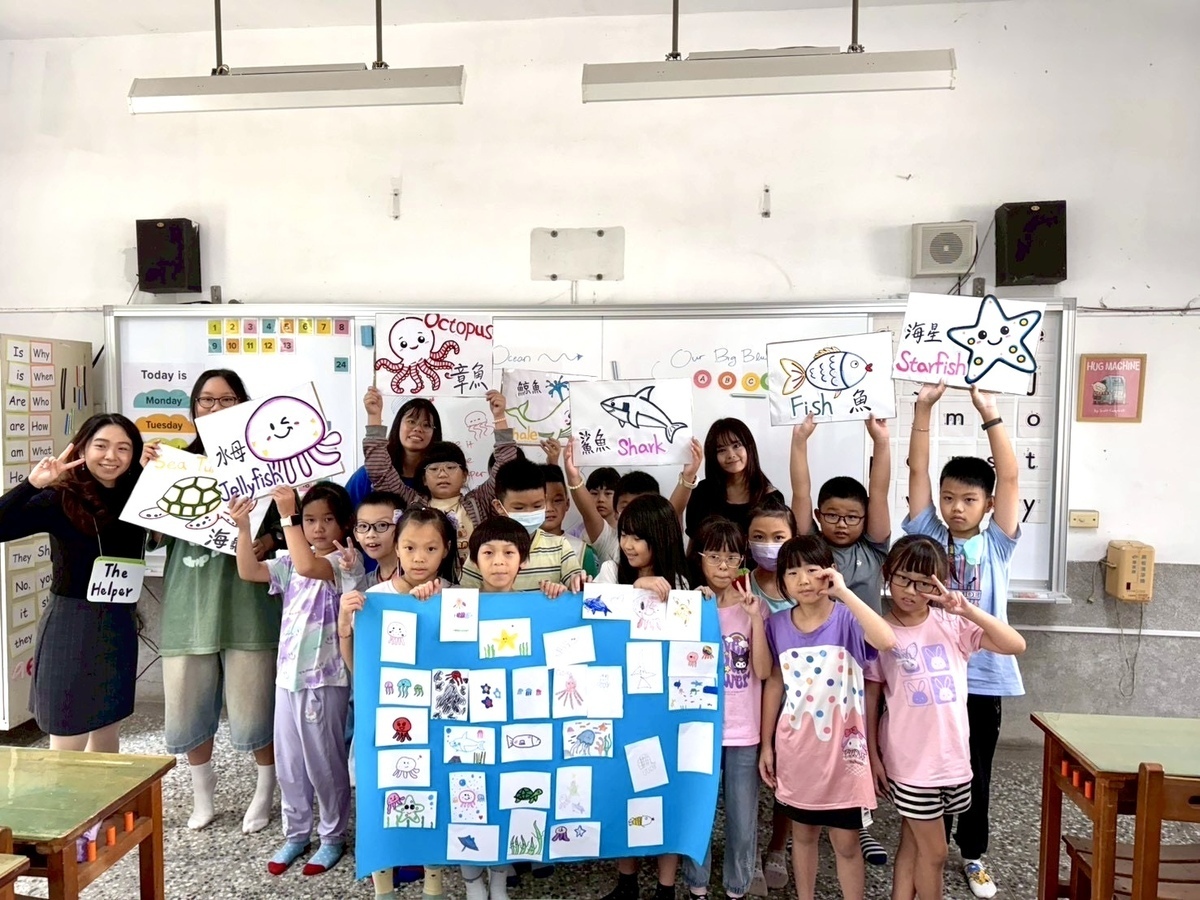 中山大學學生手繪海洋生物圖卡帶領孩童繪畫創作(點擊全頁檢視)圖片