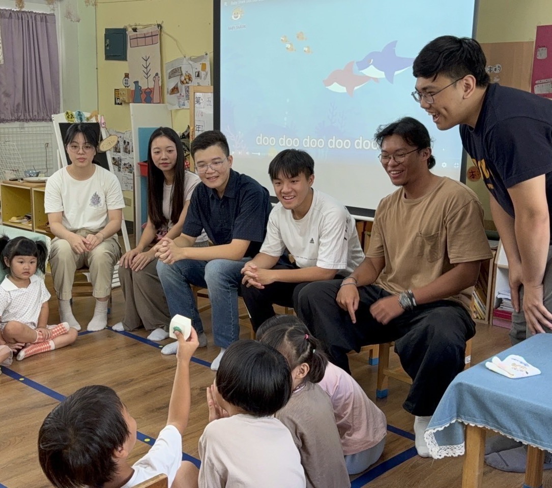 以海洋主題英文兒歌與鹽埕國小幼兒園孩童進行遊戲(點擊全頁檢視)圖片