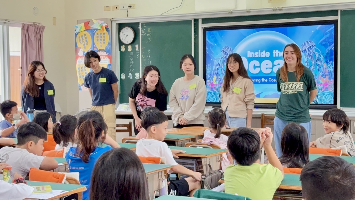 外籍中山學生以全英文與孩童互動自我介紹(點擊全頁檢視)圖片