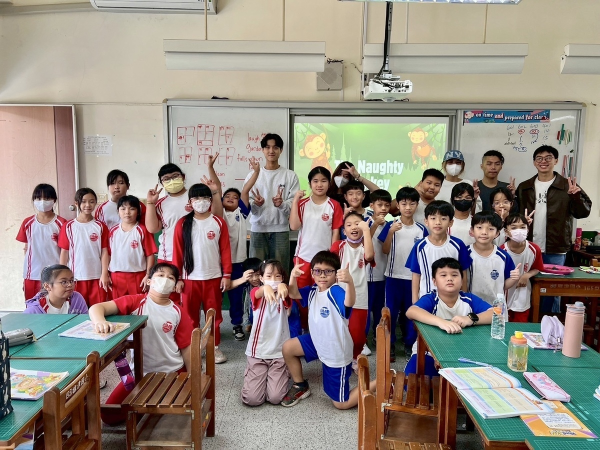 旗津國小合影(點擊全頁檢視)圖片