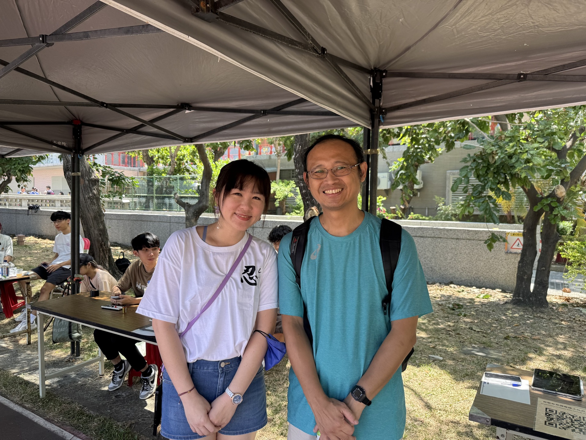 七賢國中輔導主任蔡思怡老師（左）；《服務學習：校園科普展演》指導老師黃旭明（右）(點擊全頁檢視)圖片
