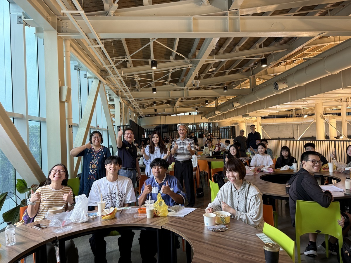 國立中山大學、國立成功大學、國立屏東大學三校師生「屏東西市場跨校實地交流」合影(點擊全頁檢視)圖片