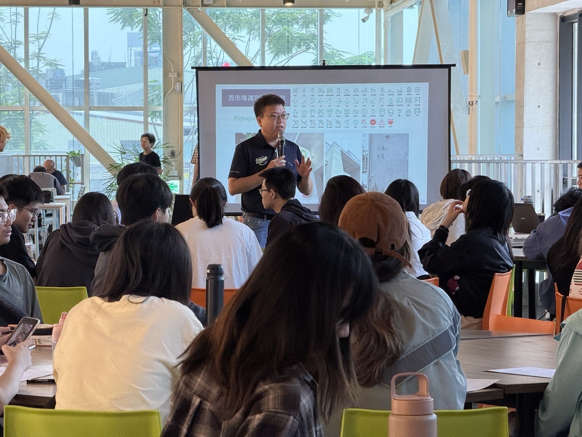 屏東市公有市場管理科林士弘科長介紹市場轉型歷程(點擊全頁檢視)圖片