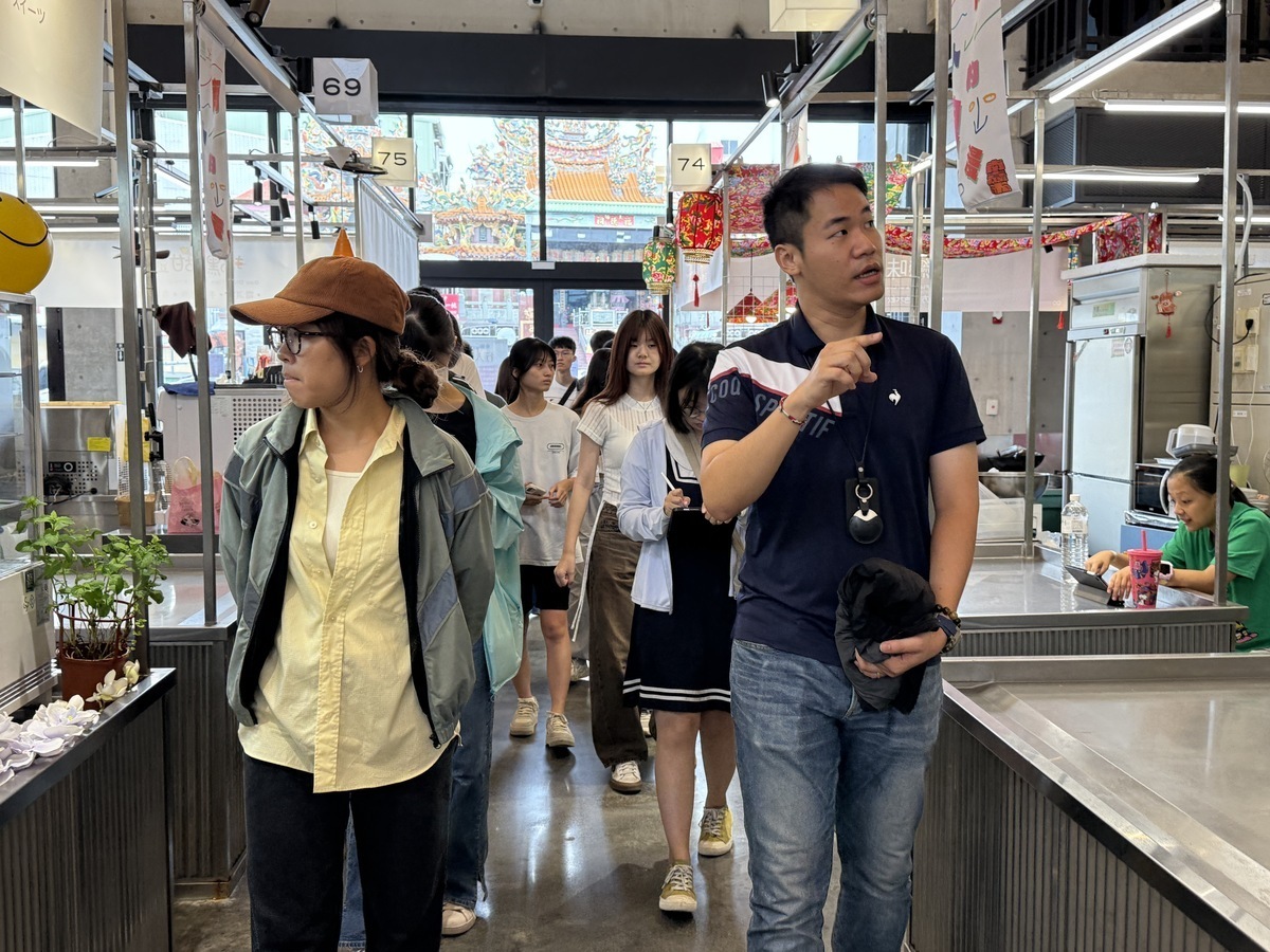 屏東市公有市場管理科廖茂能專員導覽市場現況(點擊全頁檢視)圖片