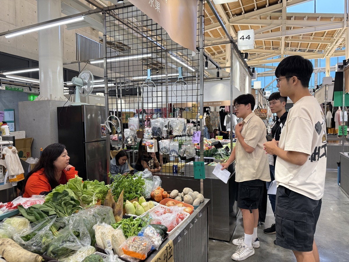 課程學生訪問攤商的經營故事及發展期許(點擊全頁檢視)圖片
