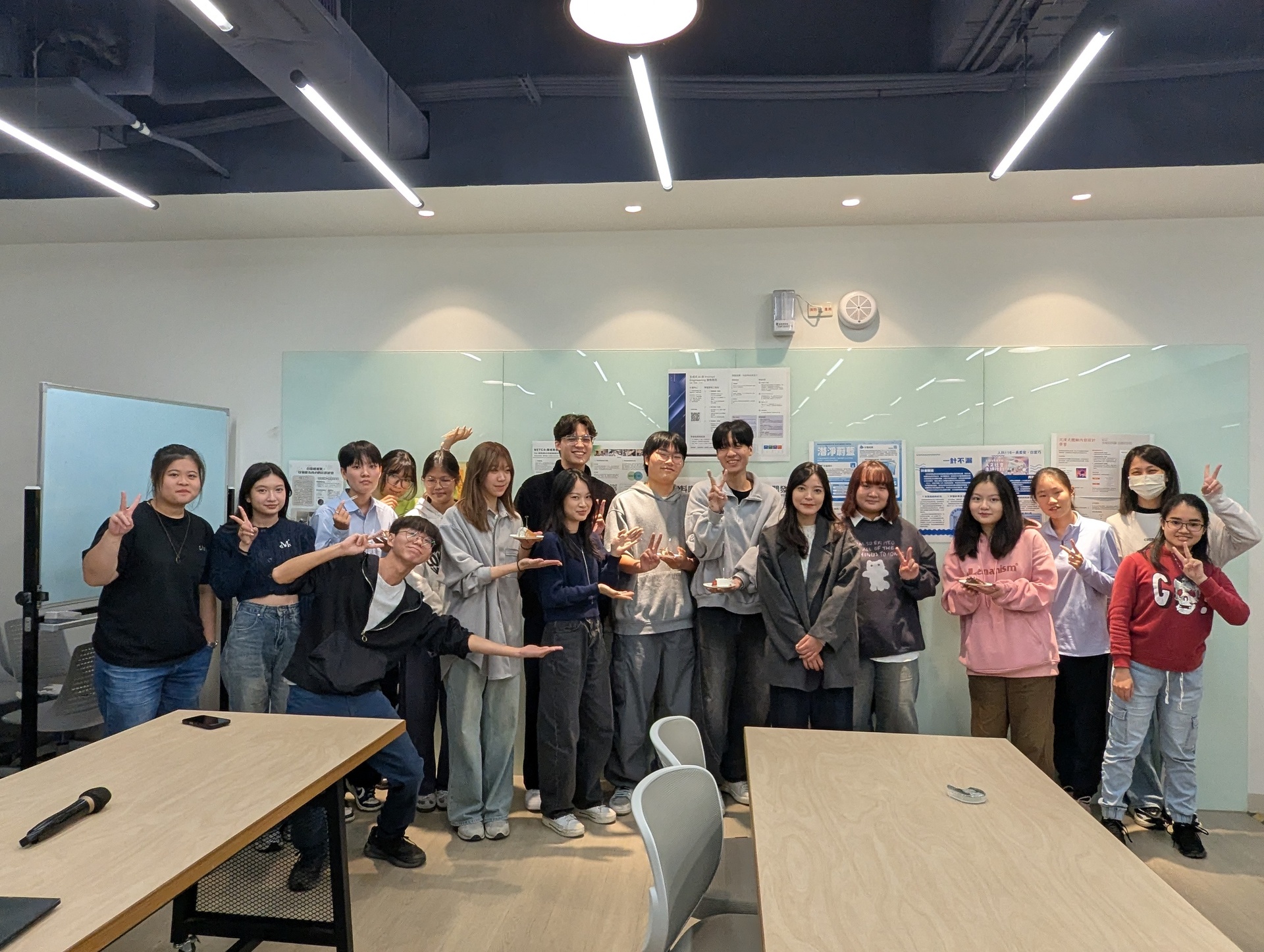 跨領域自主學習領航夥伴計畫第五期 期末成果海報展大合照(點擊全頁檢視)圖片