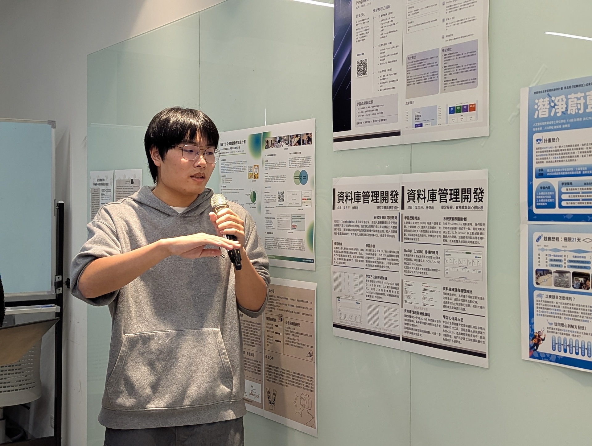 人科學程大四學生林聲瀚透過海報說明自學歷程與成果(點擊全頁檢視)圖片