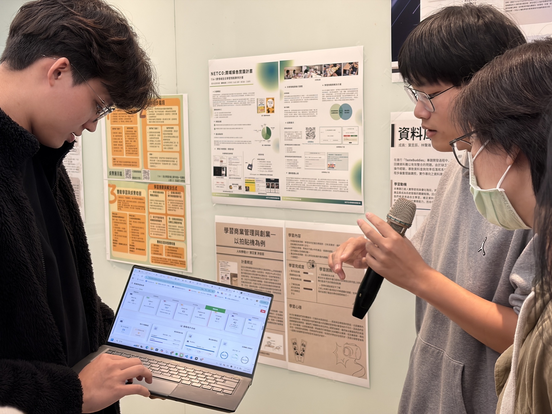 人科大四林聲瀚（右）、葉昱辰（左）展示資料庫架設與管理成果(點擊全頁檢視)圖片