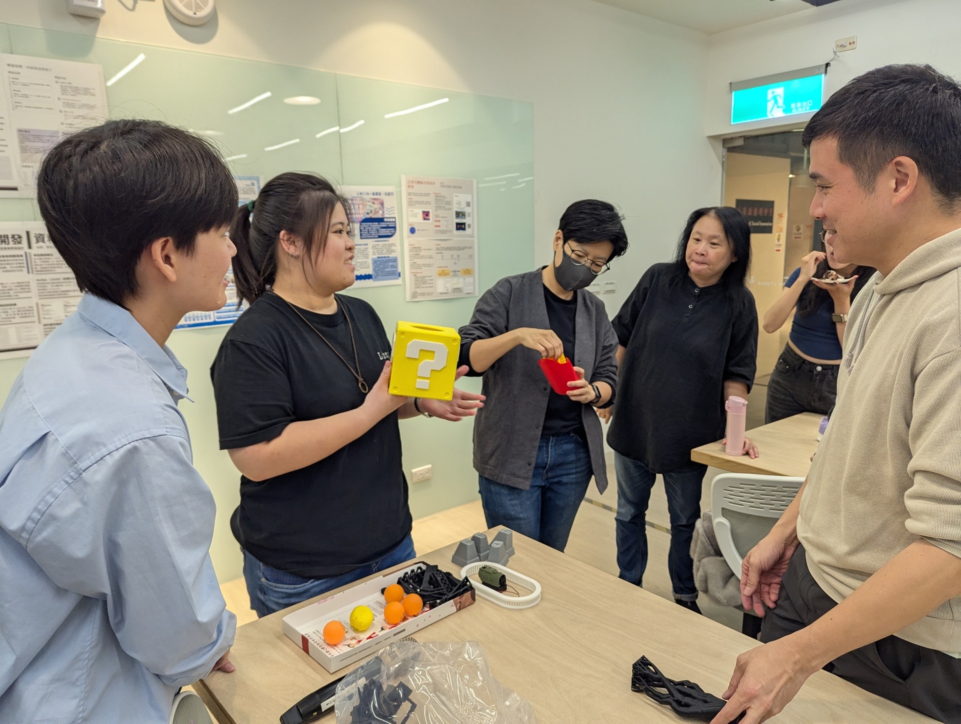 人科大二呂孟筑（左）、余亮璇（右）展示創客手作成品與人科師長分享(點擊全頁檢視)圖片