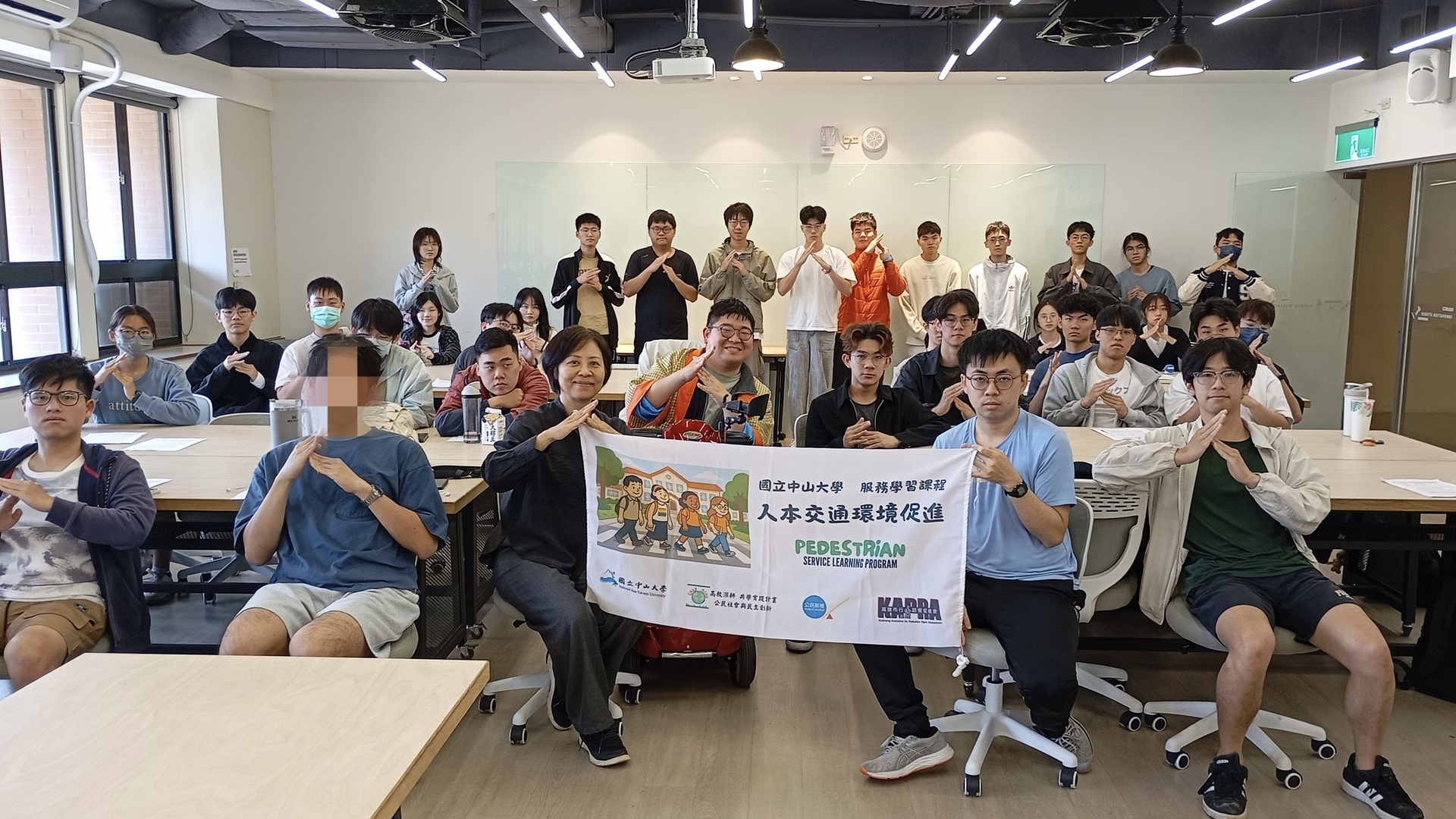 胡庭碩與師生合影(點擊全頁檢視)圖片