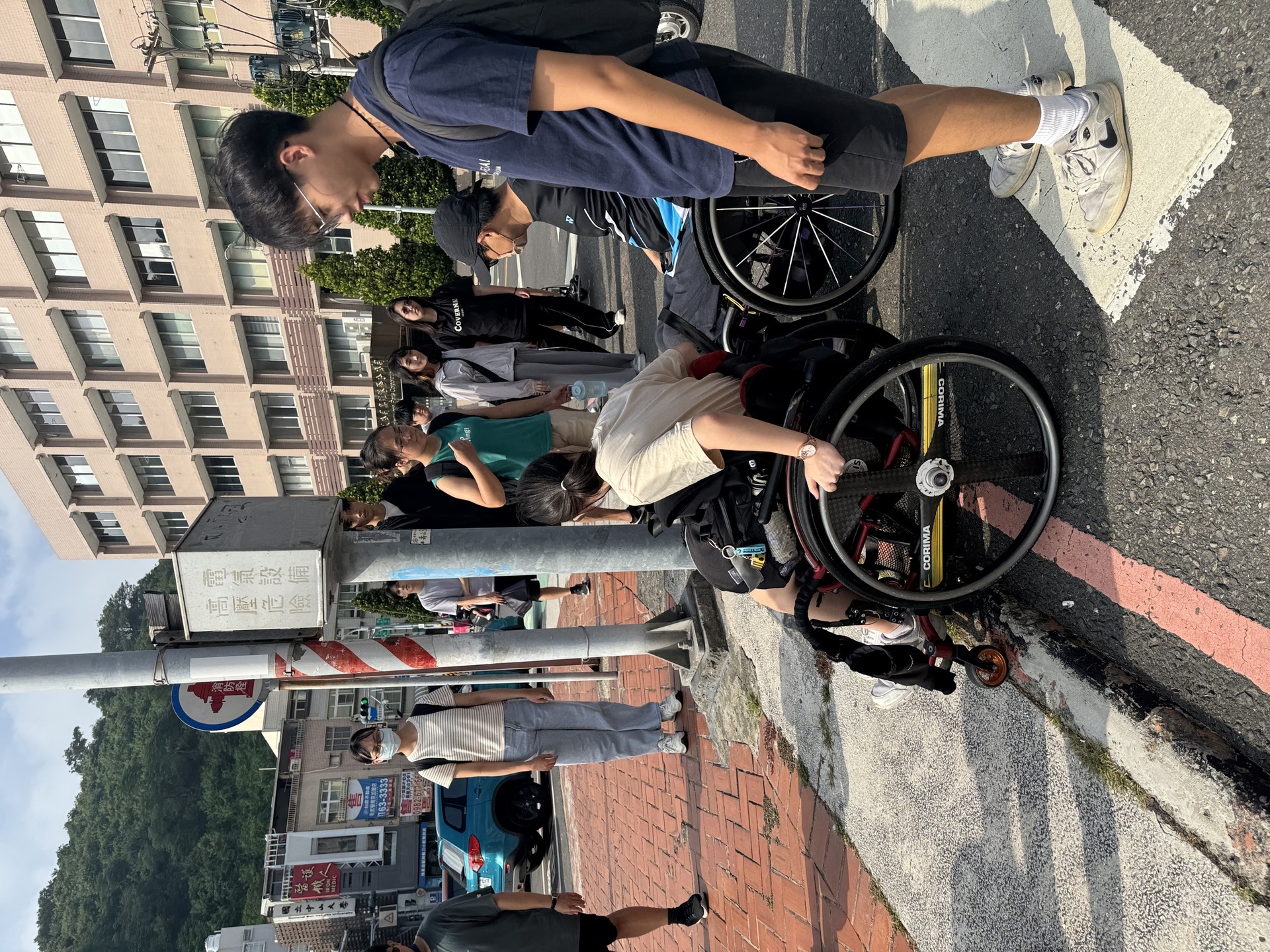 同學發現人行道缺乏斜坡(點擊全頁檢視)圖片