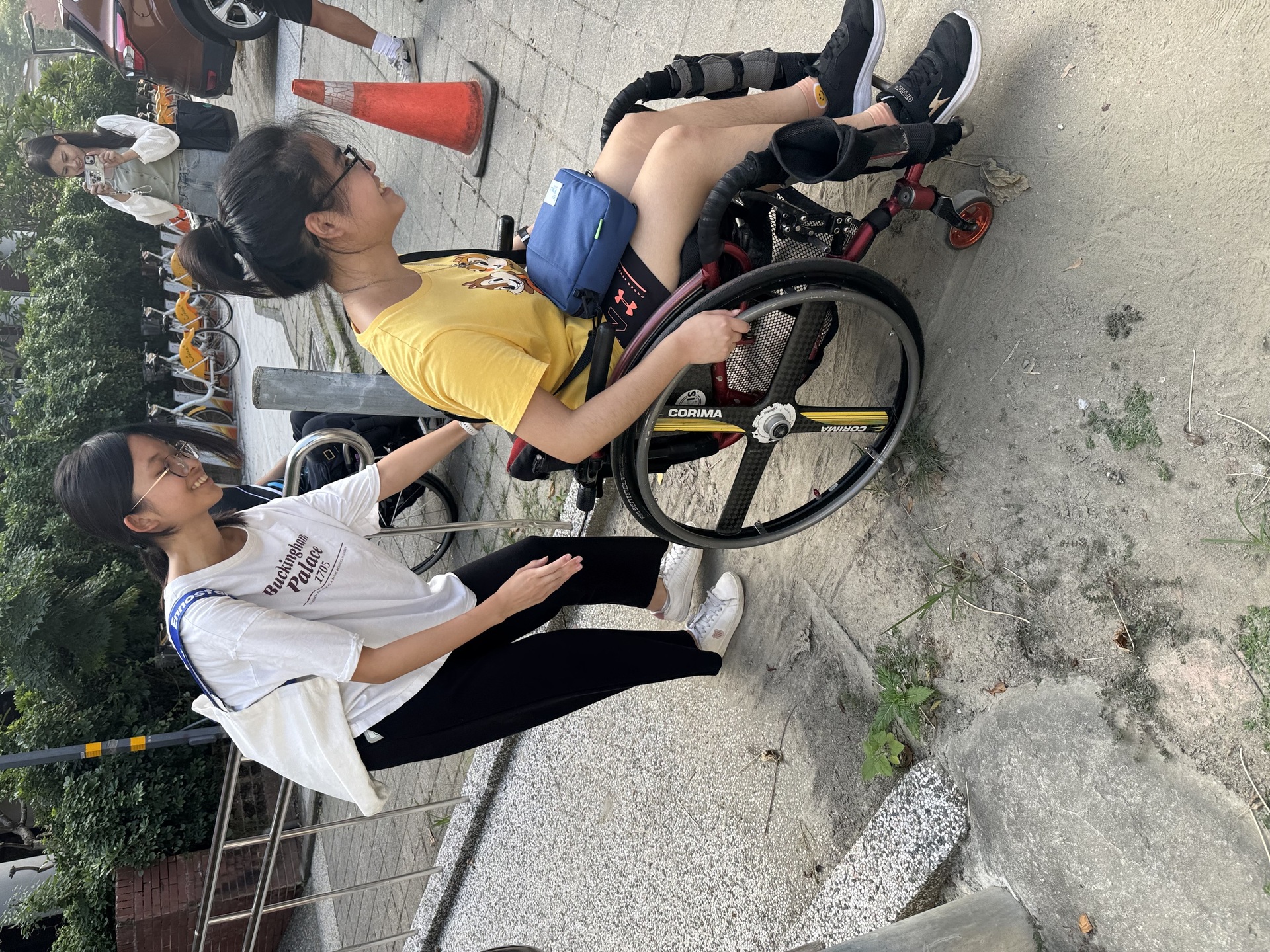 同學體驗無障礙坡道斜度(點擊全頁檢視)圖片