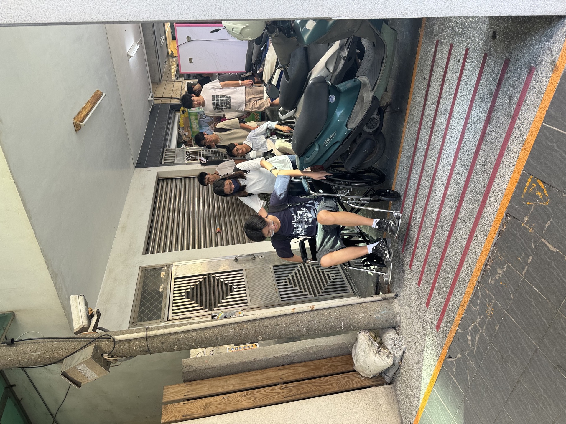 同學體驗騎樓通行障礙(點擊全頁檢視)圖片