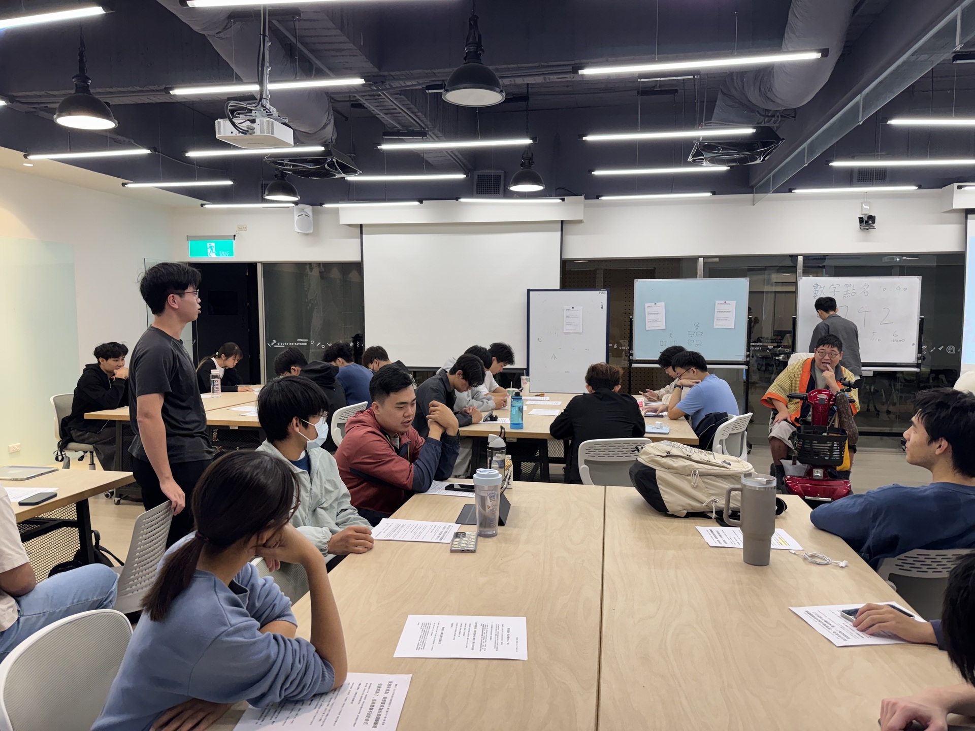 胡庭碩在課堂中與同學互動(點擊全頁檢視)圖片