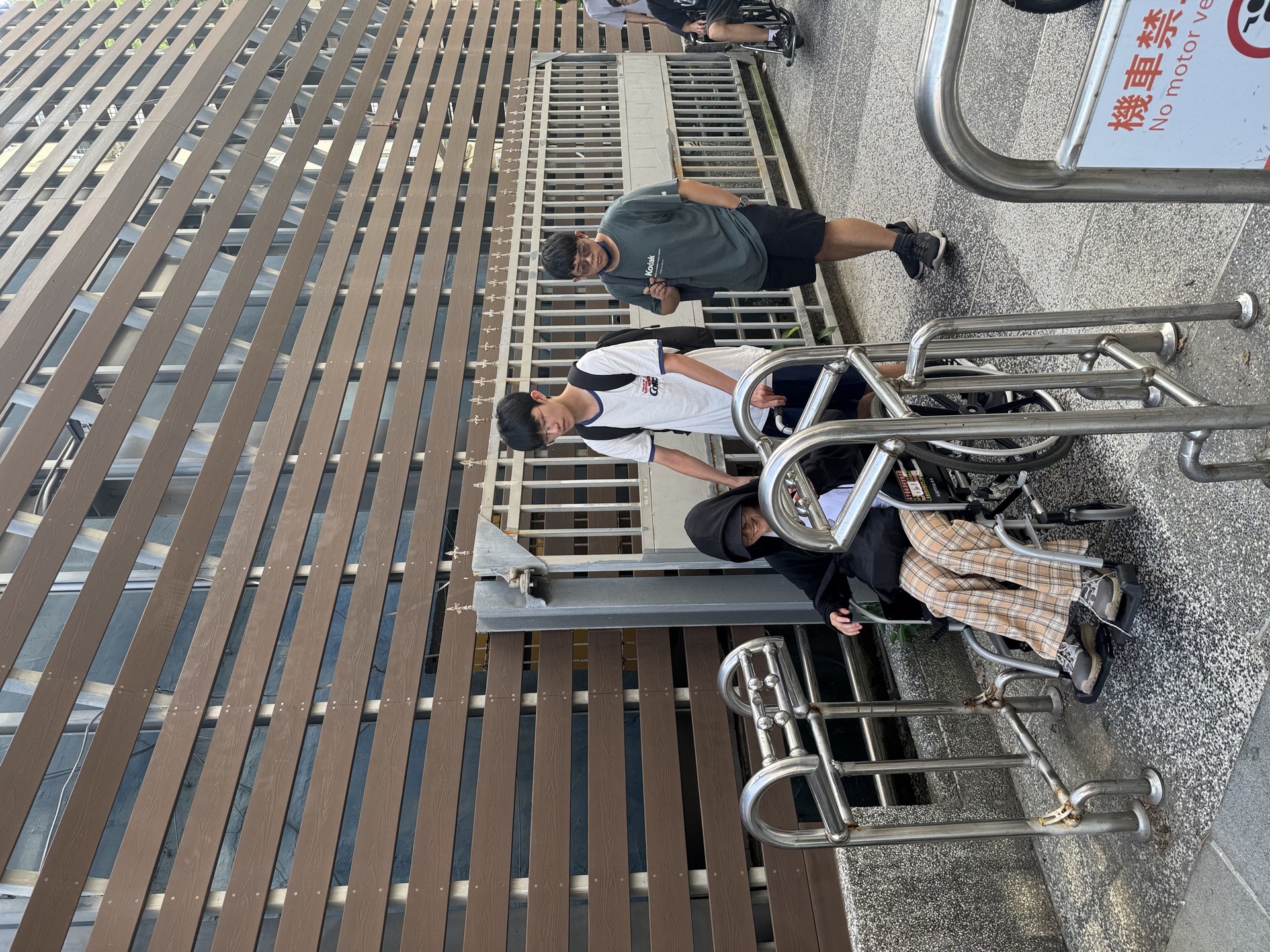 隧道口車阻可能造成輪椅族困擾(點擊全頁檢視)圖片