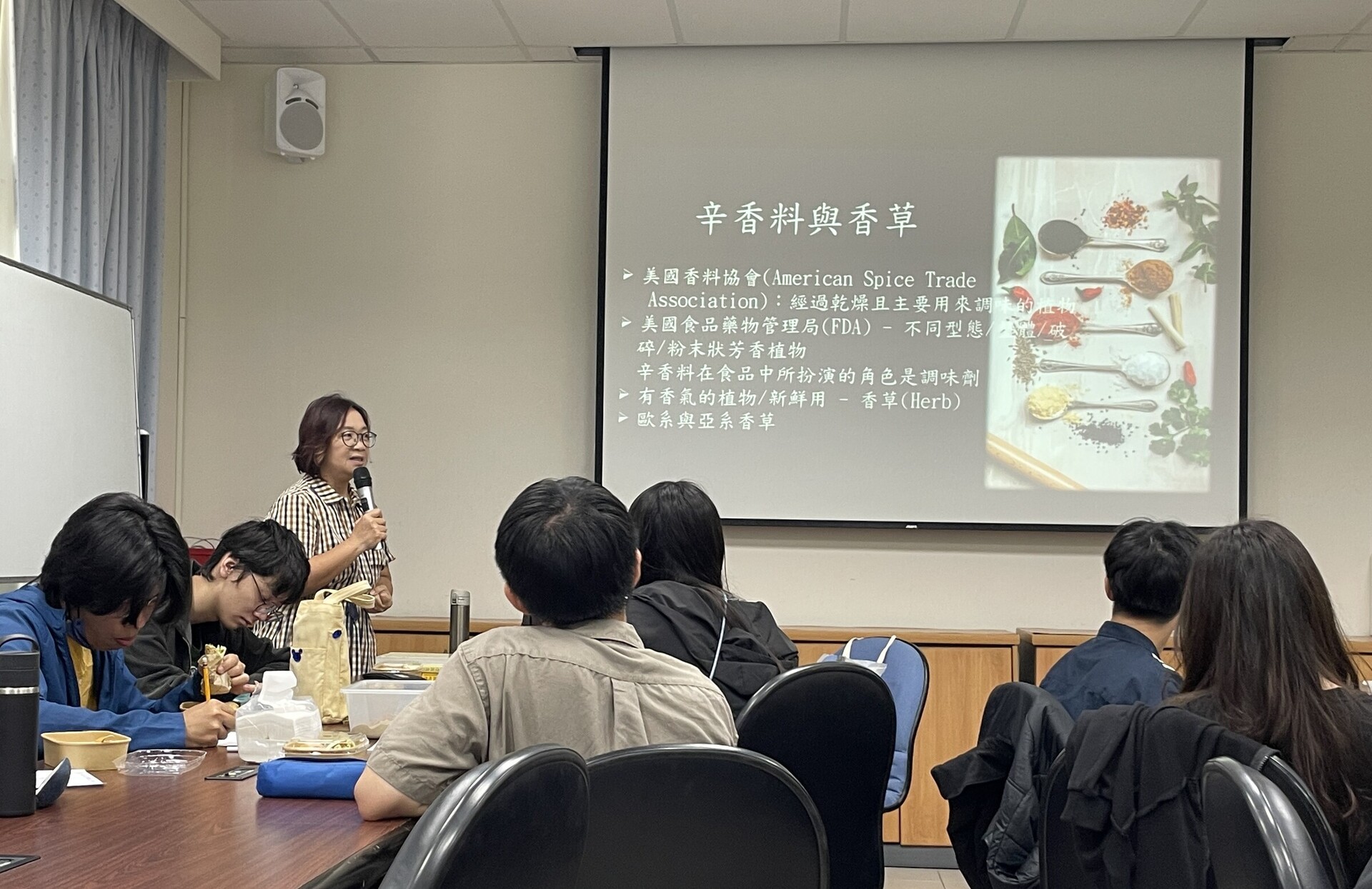 2. 陳愛玲老師分享辛香料背後的文化脈絡與風味邏輯_(點擊全頁檢視)圖片
