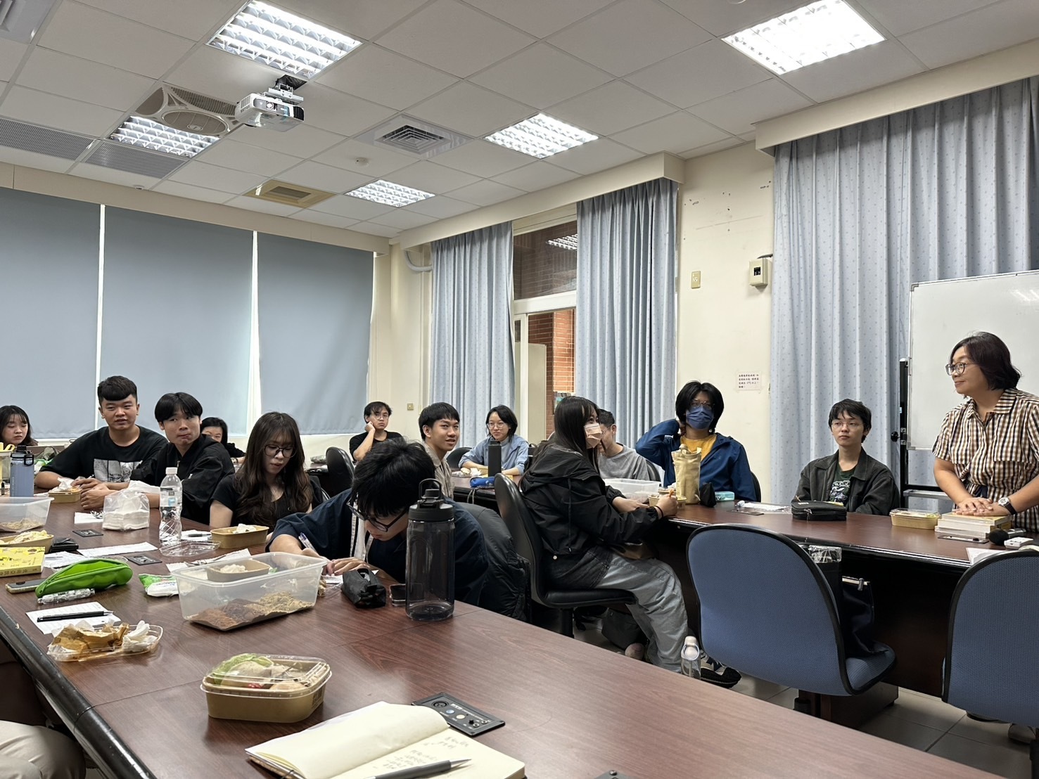 3.豐富生動的演講，師生專注聆聽(點擊全頁檢視)圖片