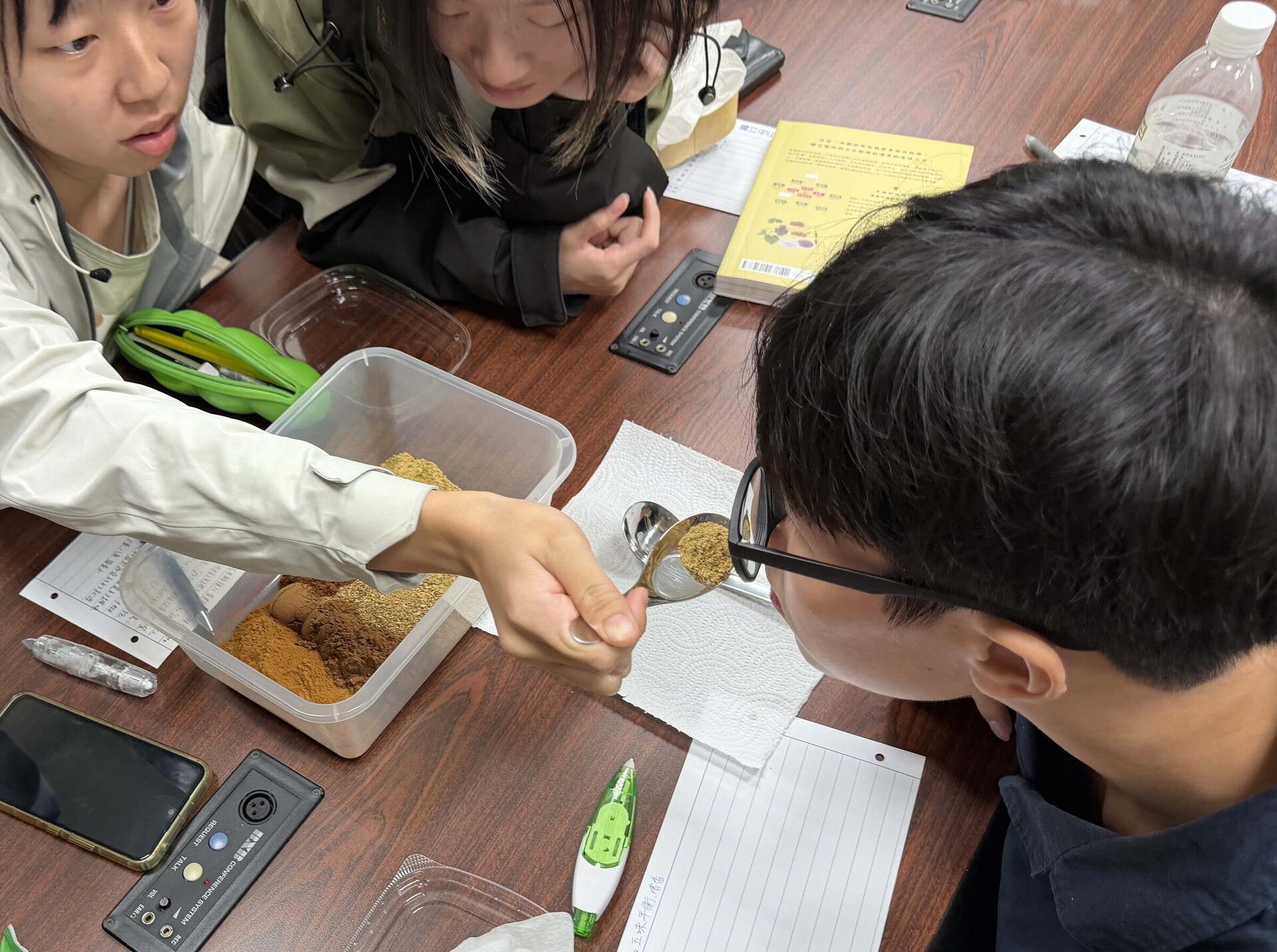 5. 學生在實作過程中相互討論與感受(點擊全頁檢視)圖片