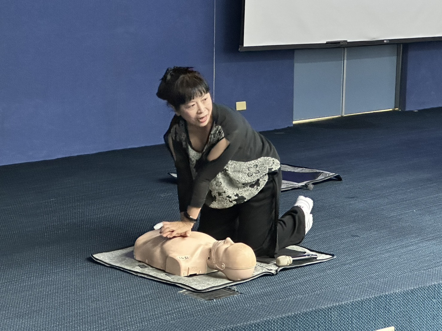 陳惠華講師進行心肺復甦術（CPR）示範操作(點擊全頁檢視)圖片