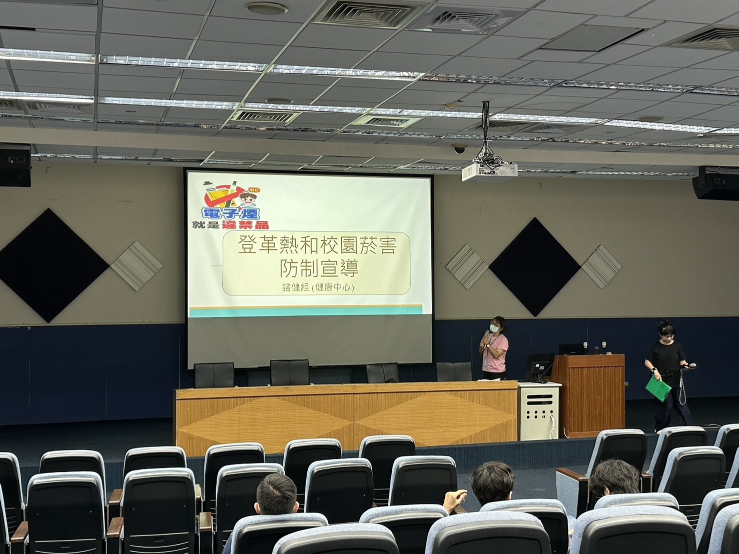 郭錦暖護理師進行菸害防制宣導(點擊全頁檢視)圖片