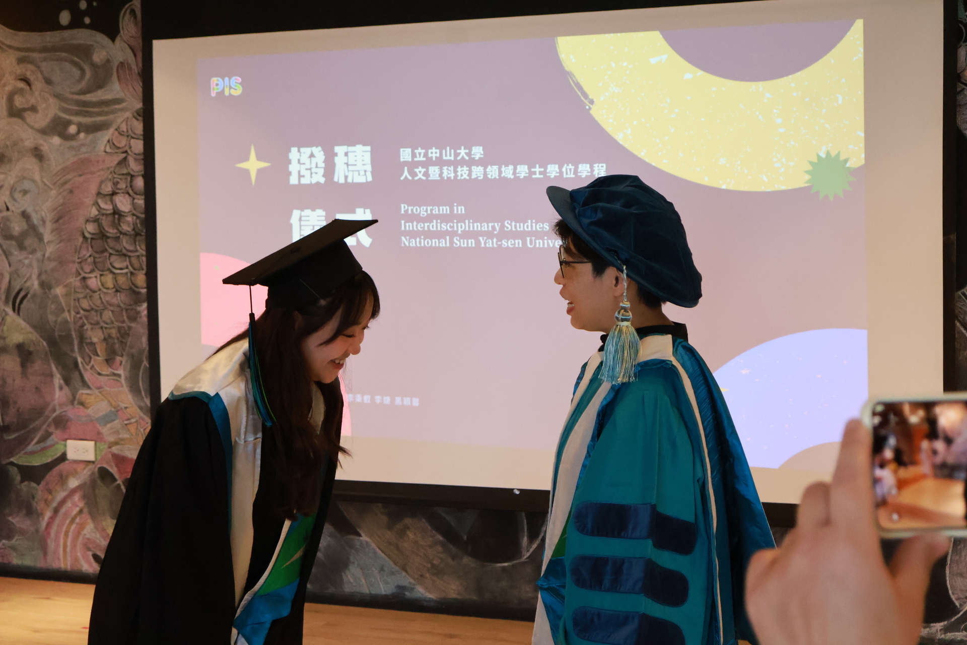 人科學程進行撥穗儀式，象徵學業階段圓滿完成(點擊全頁檢視)圖片
