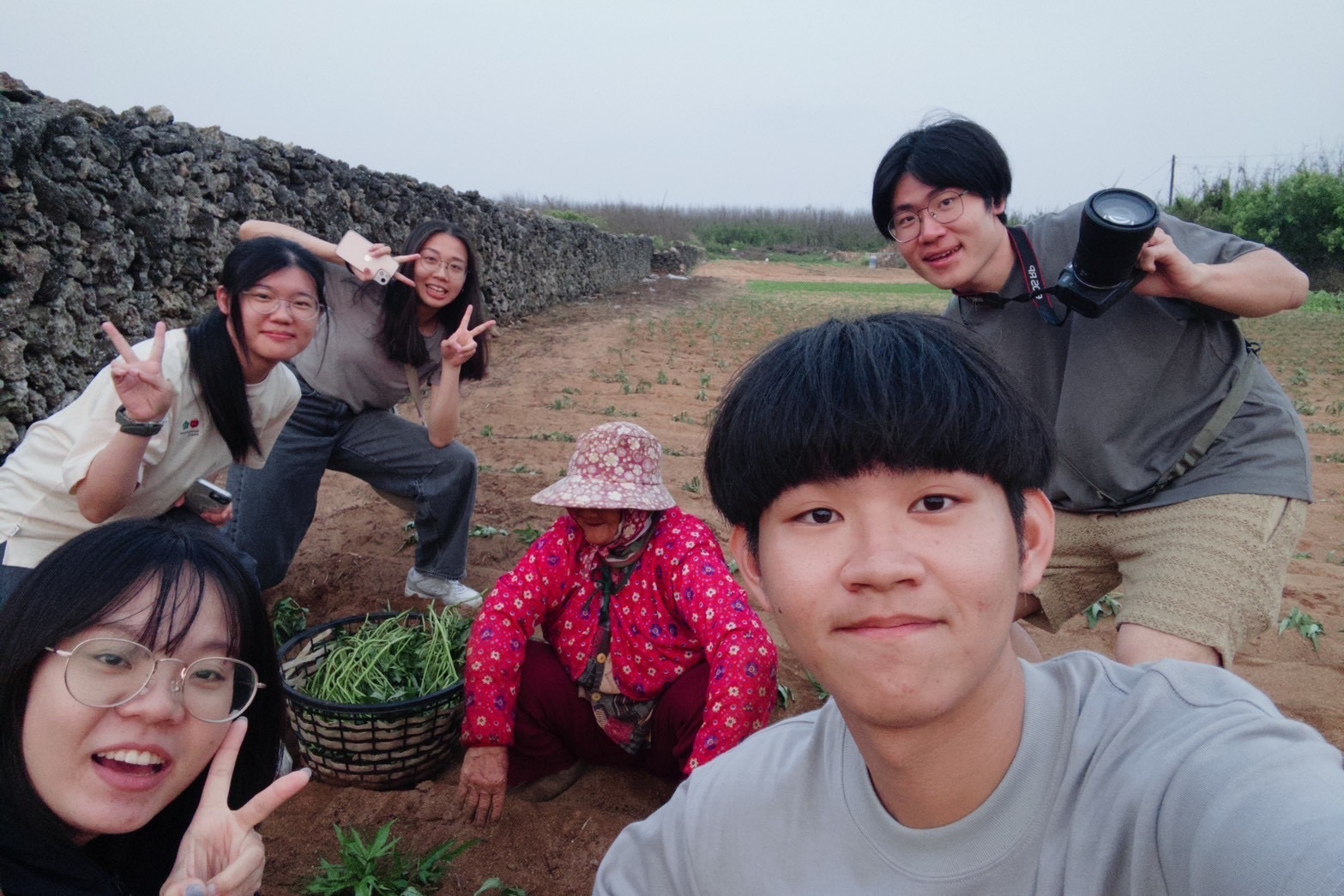 同學採訪在蔡宅種植蔬菜的農民(點擊全頁檢視)圖片