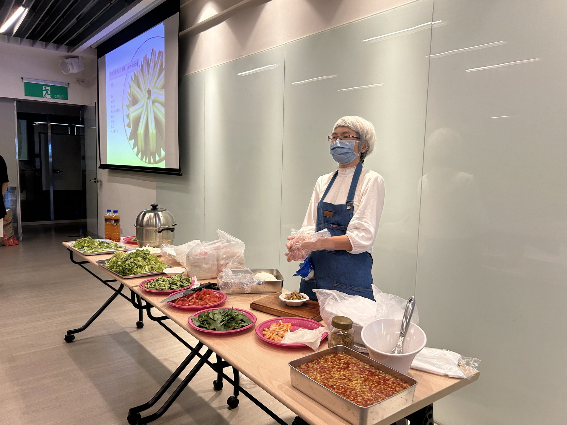 西灣學院兼任講師阮氏貞帶領學生製作越南鮮蝦粉卷(點擊全頁檢視)圖片