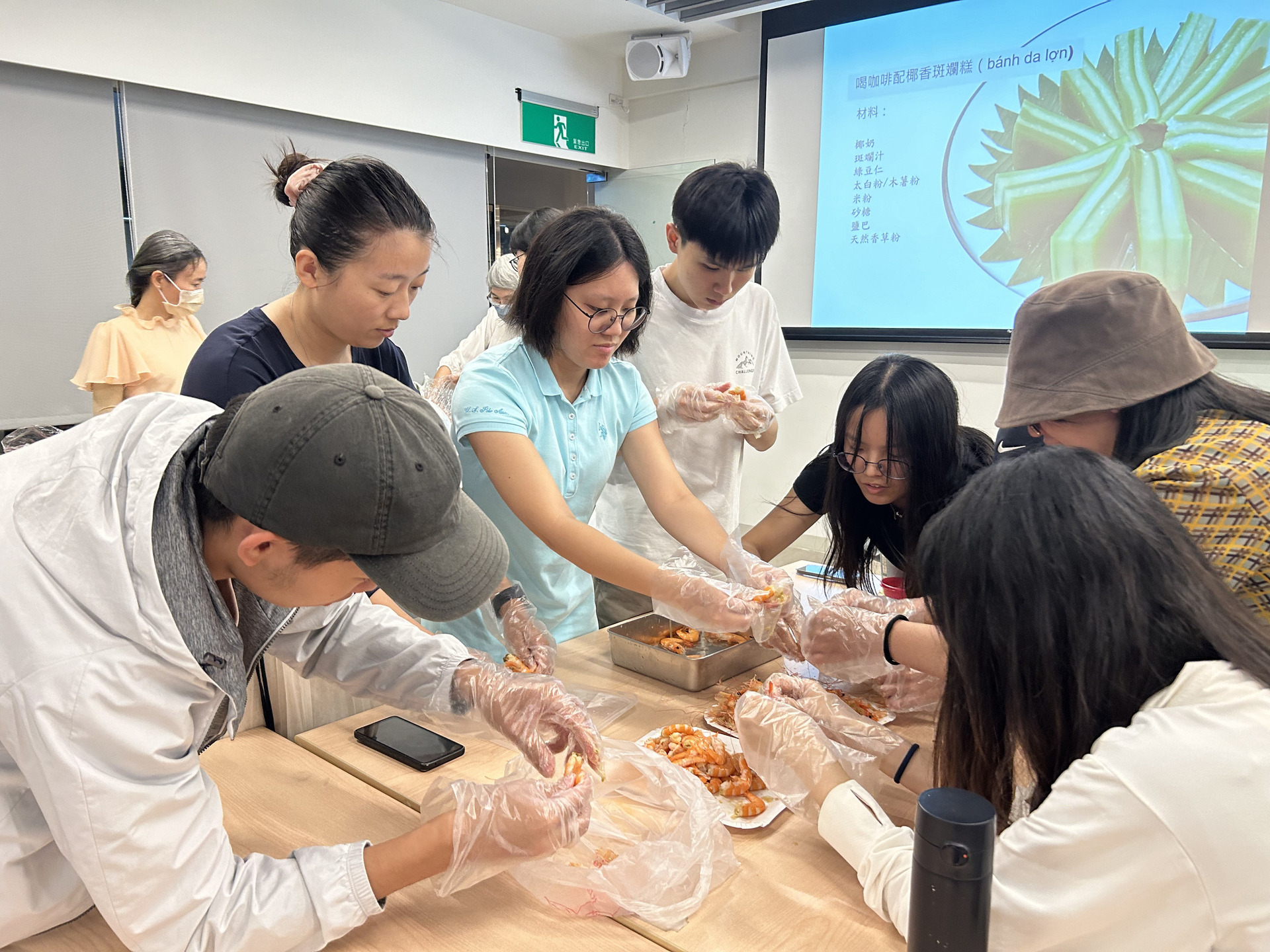 學生製作越南鮮蝦粉卷(點擊全頁檢視)圖片