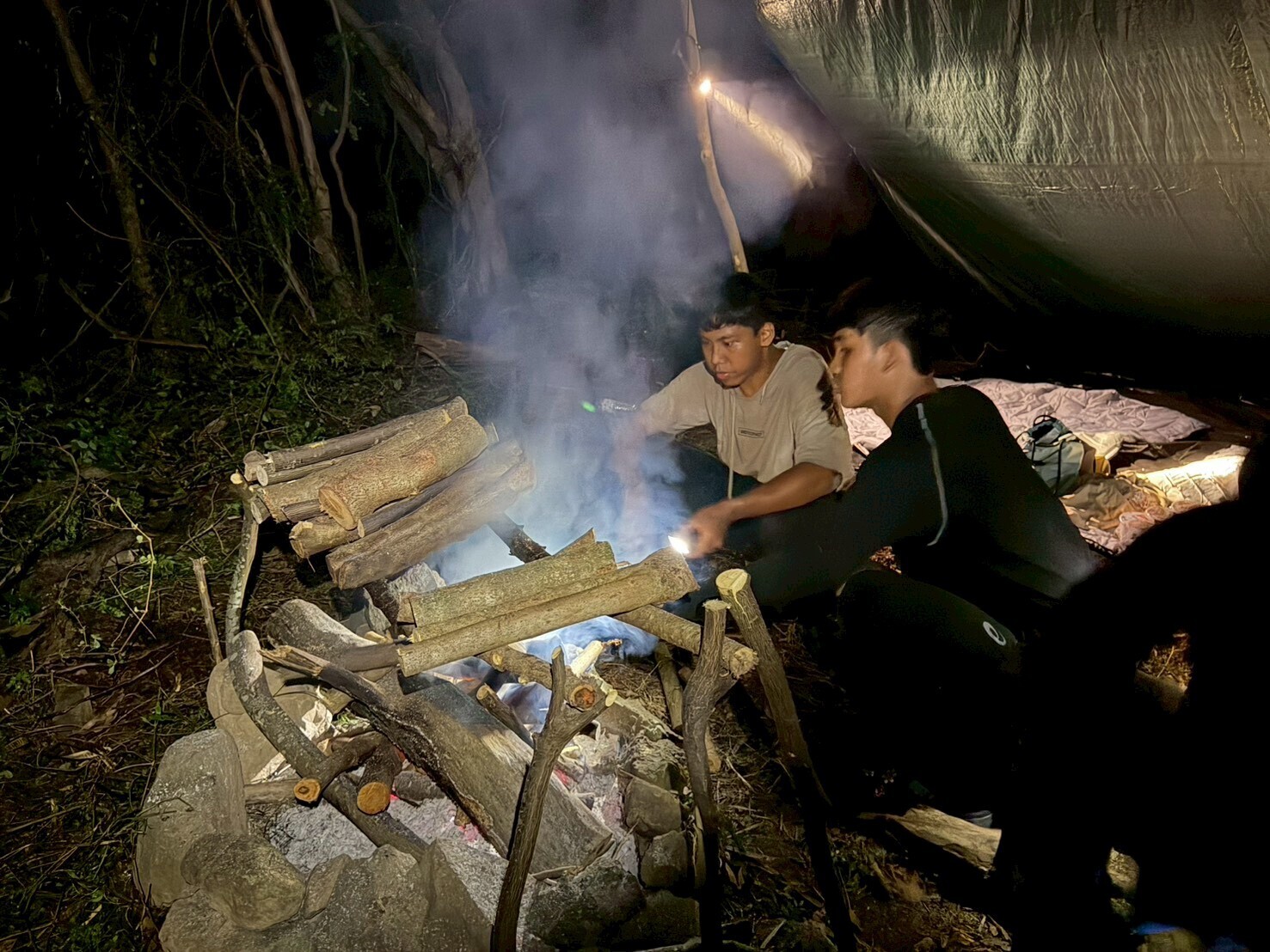 生火及準備餐食(點擊全頁檢視)圖片