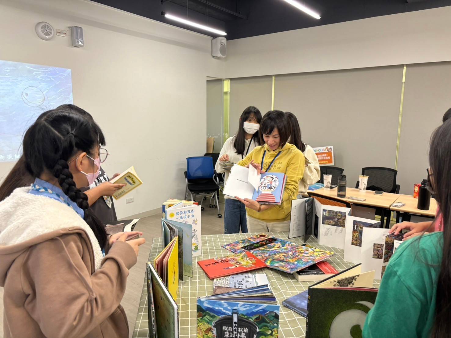 以繪本書寫教育新篇章 專訪西灣學院黃郁晴助理教授(點擊全頁檢視)圖片