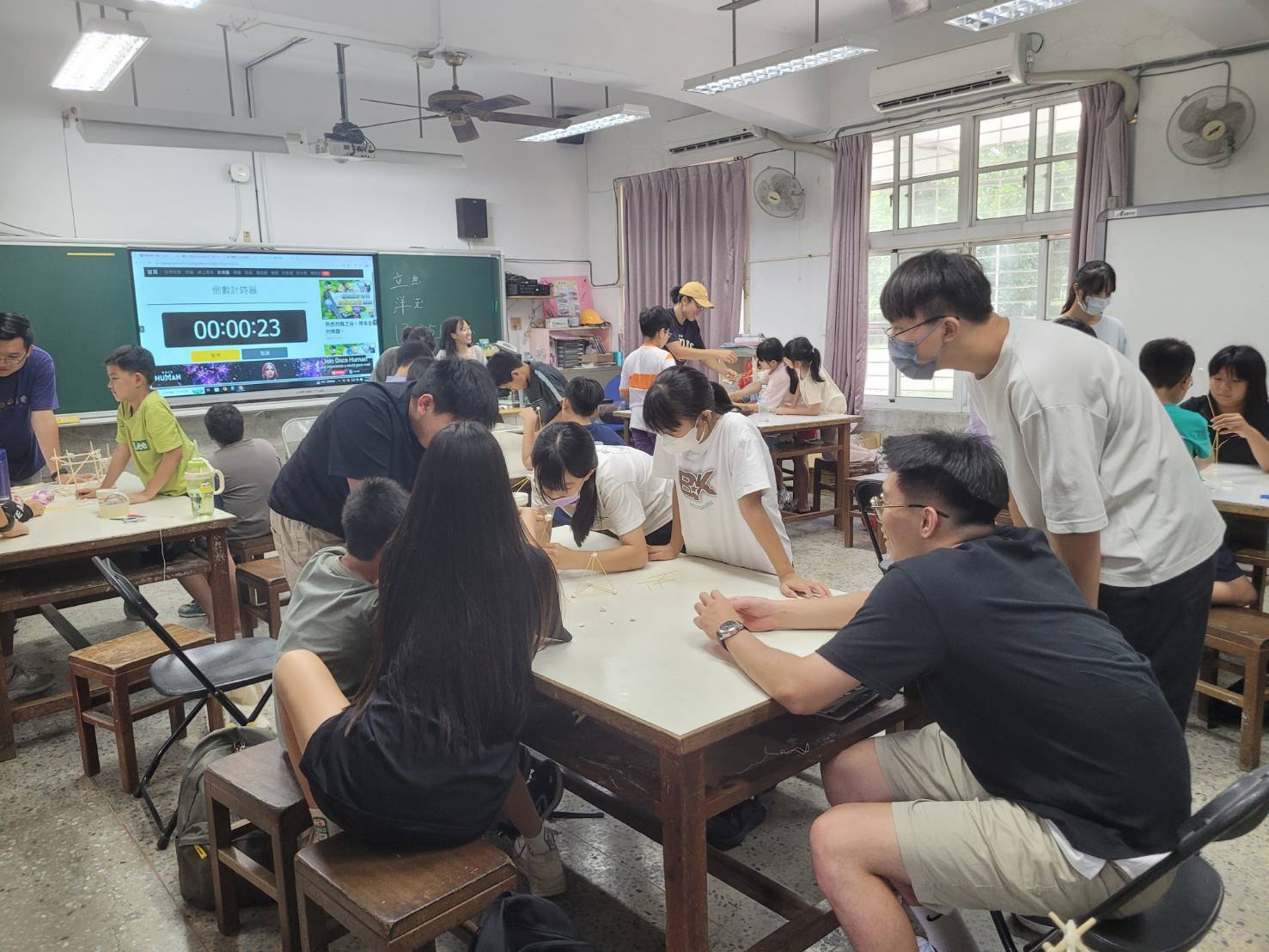 大學生指導孩子進行科學實驗(點擊全頁檢視)圖片