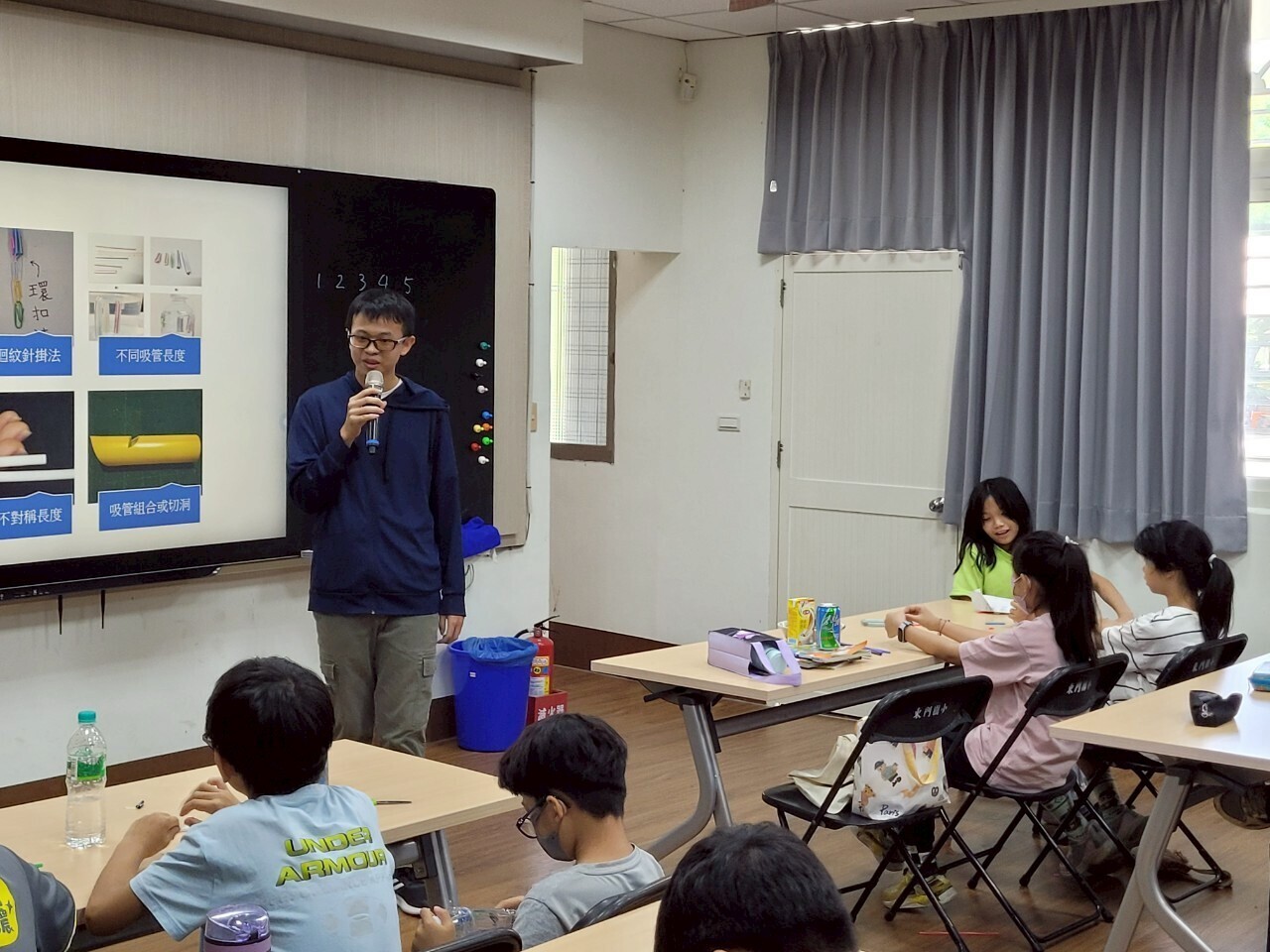 大學生轉換身分成為老師授課(點擊全頁檢視)圖片