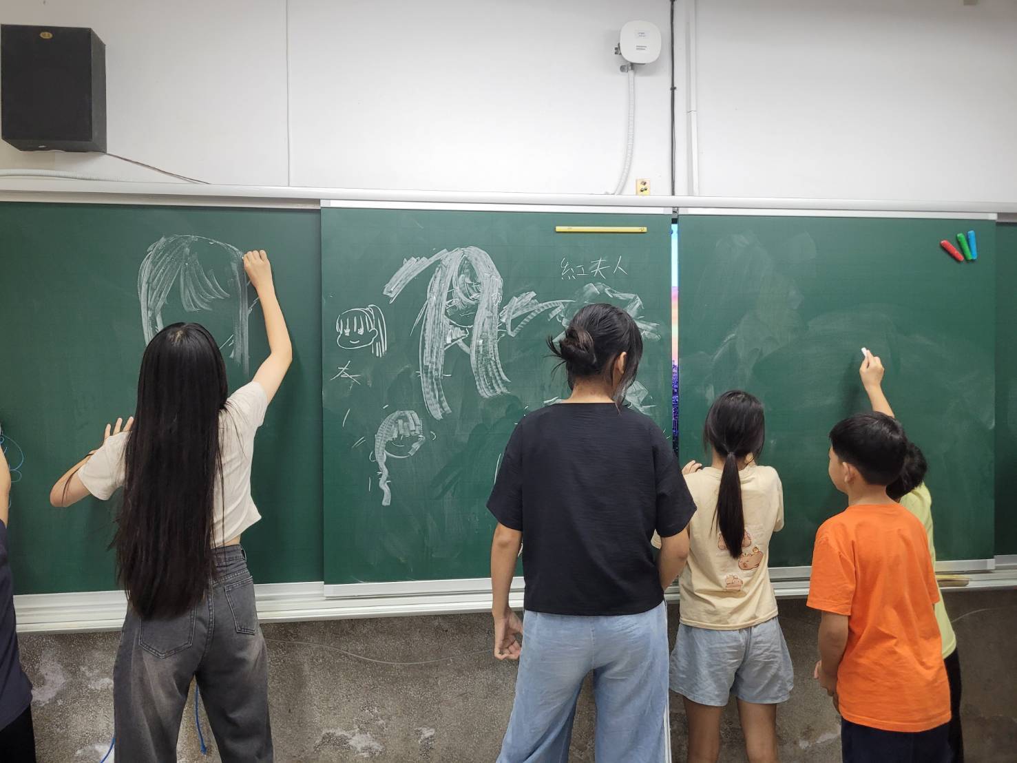 下課時間孩子們的揮灑創意創作(點擊全頁檢視)圖片