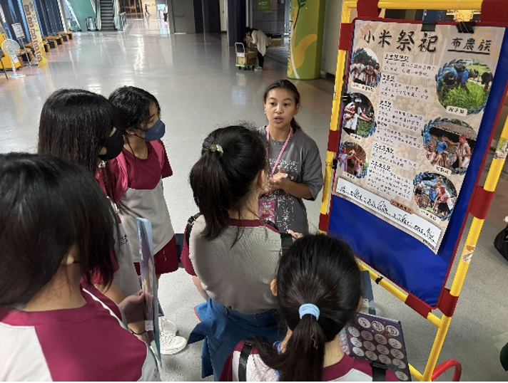 學生王湘晨講解小米祭祀文化(點擊全頁檢視)圖片