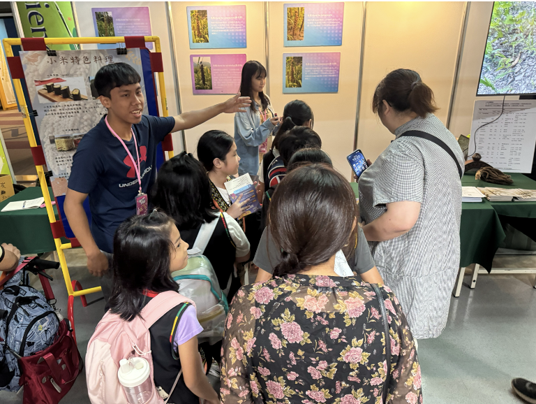 學生傅玟憲講解小米特色文化(點擊全頁檢視)圖片