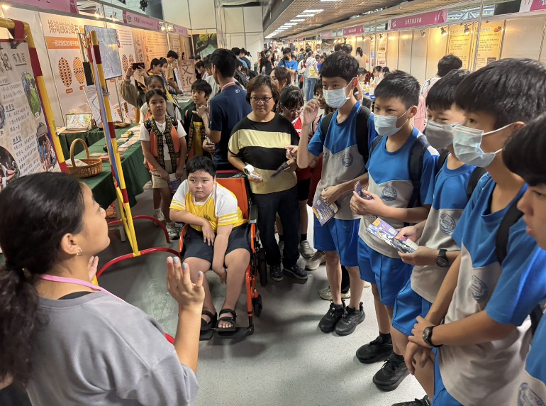 學生王湘晨和大眾講解過程(點擊全頁檢視)圖片