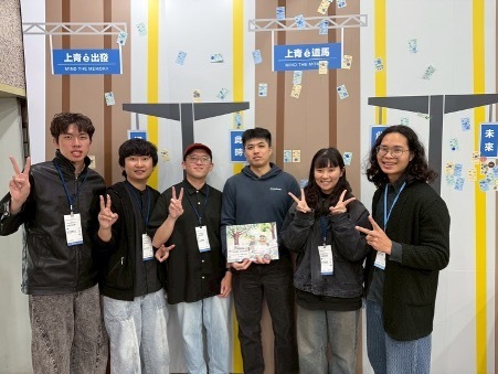 中山社創所的劉緒宇同學（左二）、吳弦樺同學（左三）分享族語有聲繪本，以拍瀑拉族為主體，呈現平埔族的文化底蘊(點擊全頁檢視)圖片