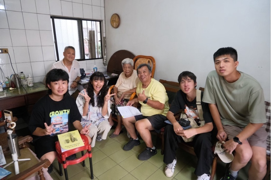 團隊與目前最年長的拍瀑拉族耆老──陳蔡雪梅老師訪談(點擊全頁檢視)圖片