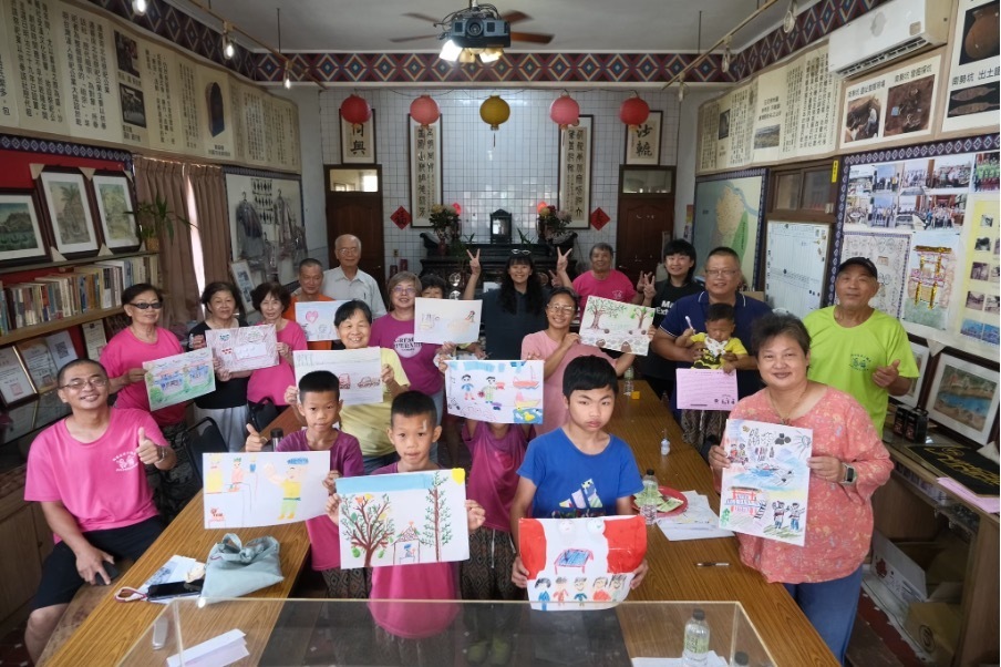 團隊與族親於繪本創作進行合照(點擊全頁檢視)圖片