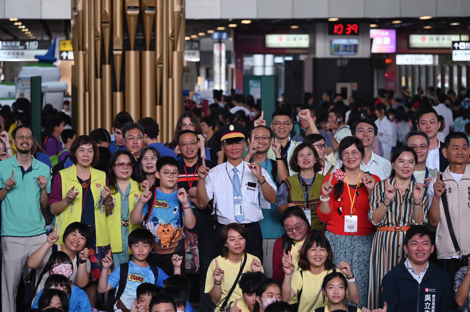 臺鐵站長與活動貴賓(點擊全頁檢視)圖片