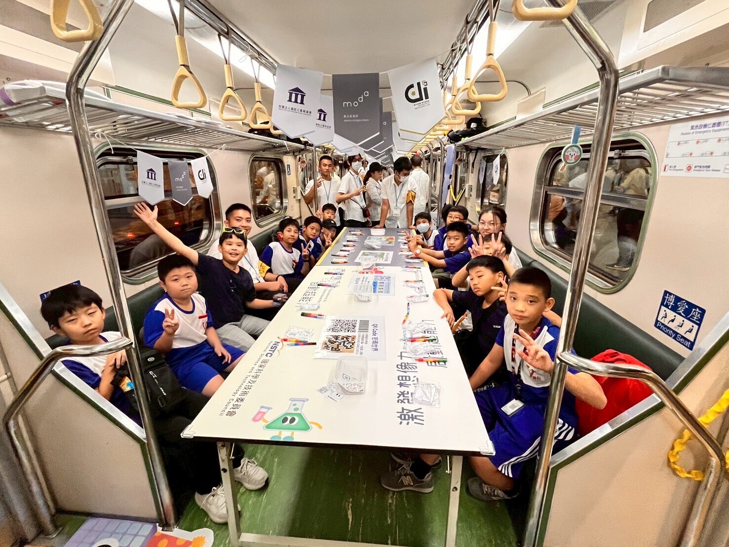 學童搭乘科普列車(點擊全頁檢視)圖片