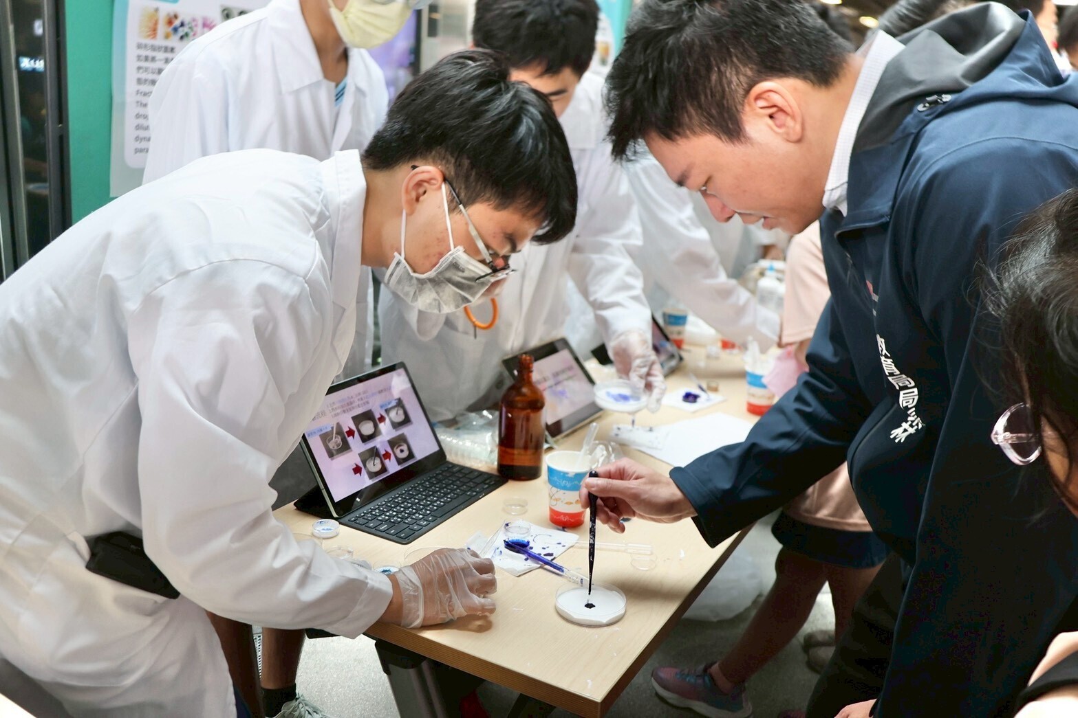 高雄市教育局長吳立森體驗科學實驗(點擊全頁檢視)圖片