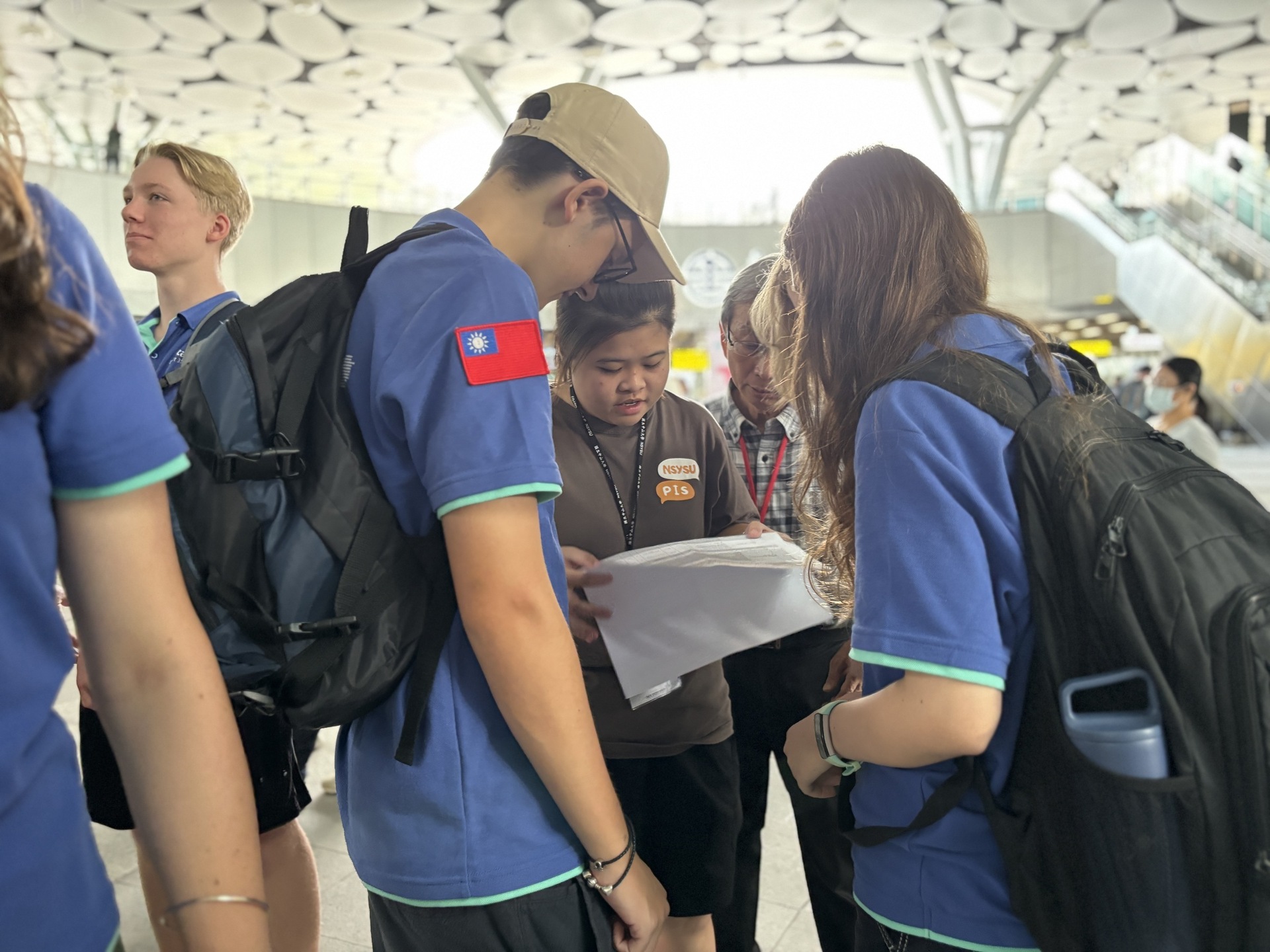 中山大學人科學程余同學(中間)向外籍生介紹活動(點擊全頁檢視)圖片