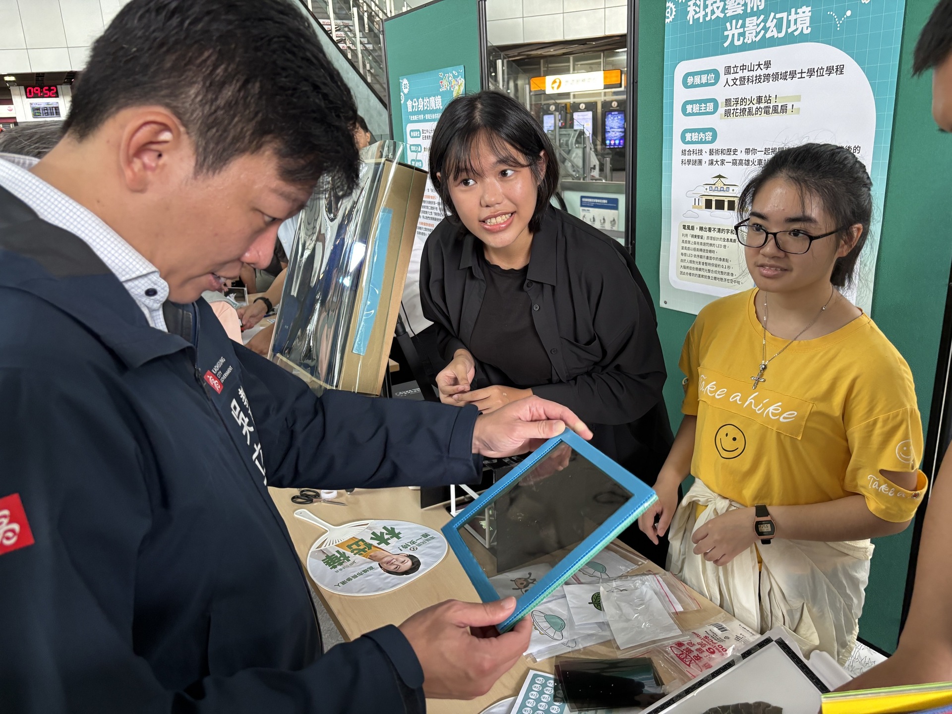 中山大學人科學程學生向教育局局長介紹實驗(點擊全頁檢視)圖片
